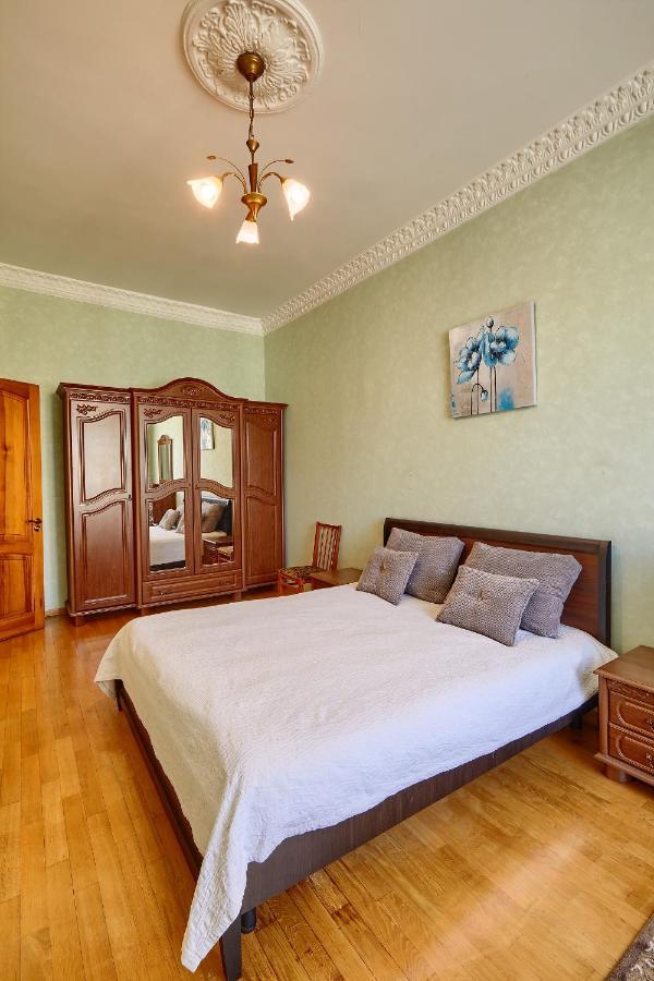 Apartment Near Lva Tolstoho Square Kyiv Exterior photo